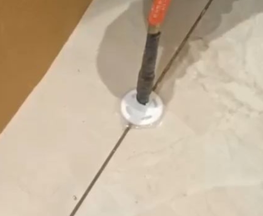 晋中瓷砖空鼓维修公司专业解答瓷砖在铺贴过程中，如果没有涂抹均匀到位的粘结材料（如水泥砂浆或瓷砖胶），可能会导致以下问题