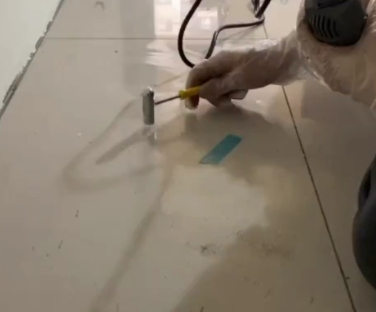 晋中瓷砖开裂维修公司专业分享瓷砖在铺贴前如果没有沥干水分，将会导致以下问题